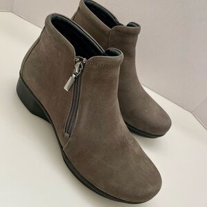 Dansko Lee Ankle Booties Gray Nubuck Leather Side Zippers Comfy Wedge Sz 8.5-9